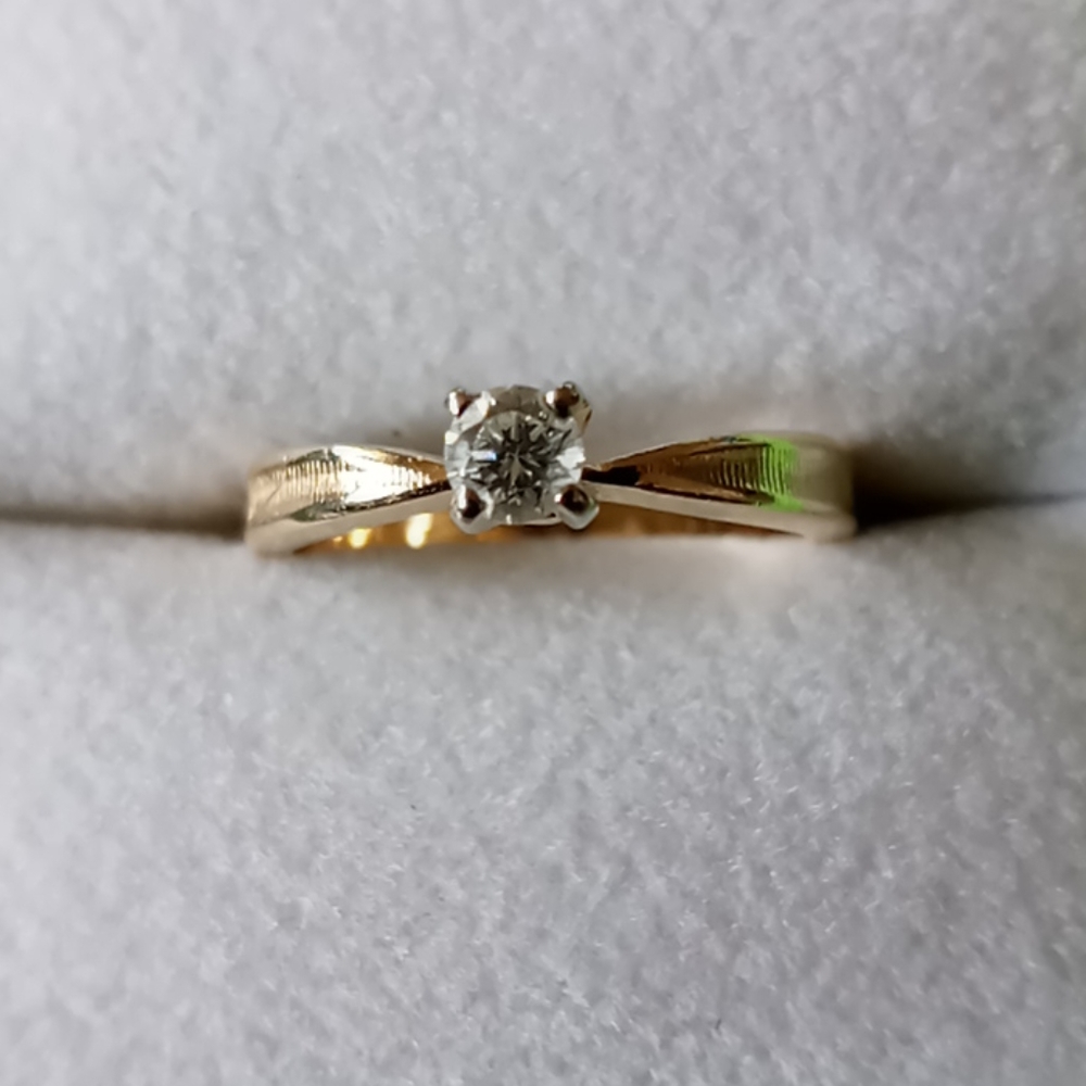 1/4 Carat diamond 14k solid gold...